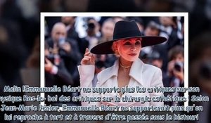 Emmanuelle Béart en costume à Cannes  look black and white et immense chapeau, ce détail de sa tenu