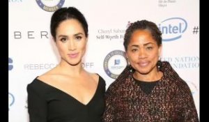 La mère de Meghan Markle, Doria, est le portrait craché de la duchesse sur le tapis rouge refait sur