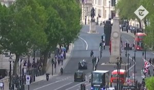 Un homme arrêté à Londres après que sa voiture a percuté les lourdes grilles de Downing Street, qui ferment la rue où se trouvent la résidence du Premier ministre et ses bureaux - Regardez