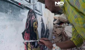 Au Yémen un artiste peint sur les murs détruits par la guerre civile