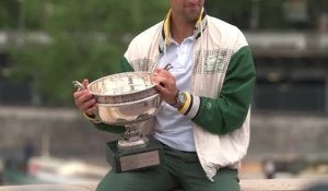 Roland-Garros - Djokovic pose dans Paris avec son nouveau trophée