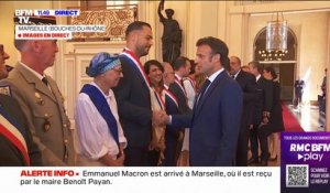 Emmanuel Macron vient d'arriver à l'hôtel de ville de Marseille