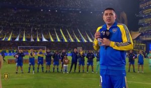 Riquelme salue Maradona et Messi lors de son jubilé