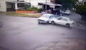 Il détruit sa voiture en un coup façon De Funès et Bourvil...