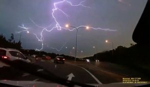 Ce conducteur capture un éclair magnifique avec sa dashcam