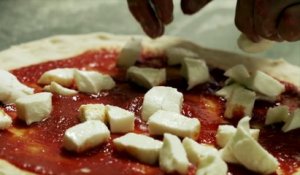 À Châteauneuf-de-Bordette, Pasta Madré, pizzas au levain naturel avec des produits locaux bio, au feu de bois