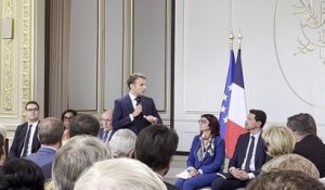 Face aux maires invités à l'Élysée, Emmanuel Macron juge que "le pic" des émeutes "est passé"