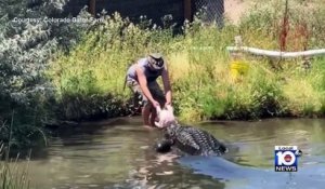 Etats-Unis: Un homme échappe de justesse à la morsure d’un alligator dans le Colorado devant des visiteurs du Colorado Gator Farm - VIDEO