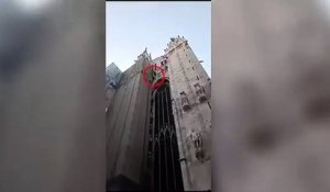 Italie: Regardez deux jeunes Français escalader hier la flèche du Duomo de Milan, la majestueuse cathédrale de la capitale lombarde - Ils ont été brièvement interpellés - VIDEO