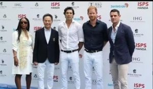 Il principe Harry indossa scarpe scamosciate da £ 189 e jeans bianchi per la partita di polo a Singa