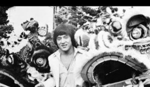 Jackie Chan a un frère pauvre qui travaillait dans une porcherie - Il était tenu secret jusqu'à ce