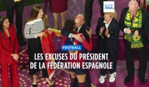 Le président de la Fédération espagnole de football s'excuse après avoir embrassé une joueuse