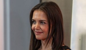 Après Meghan Markle, Katie Holmes craque pour cette robe bustier ultra tendance