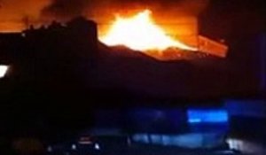 Violent incendie à l'hôtel du Louvre à Valognes, filmé par un commerçant de la rue