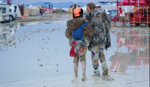 «C'est assez terrifiant » : les festivaliers du Burning Man piégés en plein désert par la pluie