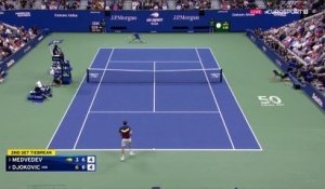 Tie-break intense dans le 2e set : Djokovic martèle pour répondre au point ahurissant de Medvedev