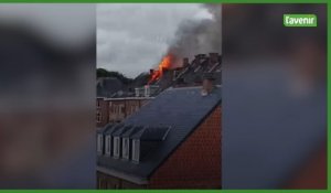 La toiture d’un immeuble en feu sur la Grand-Place de Nivelles : le plan d’urgence a été déclenché