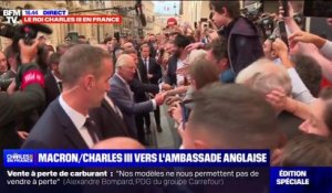 Bain de foule pour Charles III et Emmanuel Macron dans la rue du Faubourg-Saint-Honoré