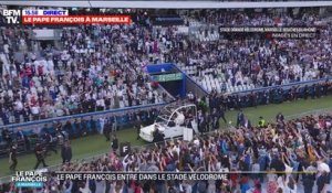 Les images de l'entrée et de la parade du pape François au stade Vélodrome
