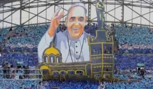 L'incroyable tifo du pape François déployé au stade Vélodrome de Marseille