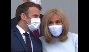PHOTOS – Brigitte Macron en robe longue et masquée : son look inédit pour le 14...