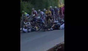 Tour de Lombardie 2023 - Remco Evenepoel à terre ! Sa lourde chute filmée par un spectateur