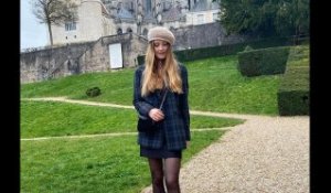 Rosalie, la fille de Jean-Luc Reichmann, montre ses jambes en collants et jupe en cuir