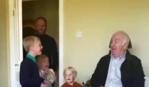 Après avoir été hospitalisé pendant 7 mois, ce grand père retrouve enfin ses petits-enfants !