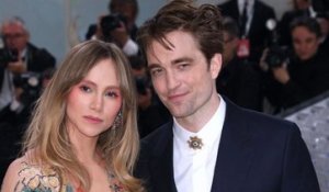 « J'ai ressenti une grande anxiété » : Suki Waterhouse raconte son emménagement avec Robert Pattinson