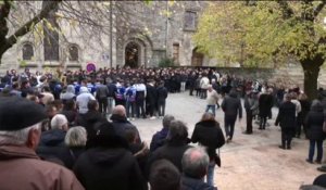 Obsèques de Thomas: plus d'une centaine de personnes réunies devant le monastère de Saint-Donat-sur-l'Herbasse