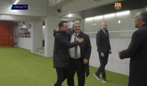 Barça - Le belle accolade entre Xavi et le président Laporta