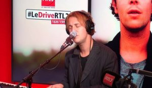 LIVE - Tom Odell interprète "Black Friday" dans #LeDriveRTL2 (07/12/23)