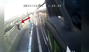 Un chauffeur de bus sauve une femme sur le point de sauter d'un pont
