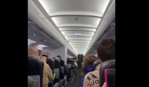 Regardez qui s'est retrouvé piégé dans un avion