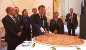 "Il n'y a pas de fève ici": Emmanuel Macron sert la galette des rois à l'Élysée