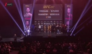 UFC 297 - Les images de la pesée officielle entre Strickland et Du Plessis