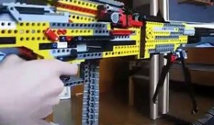 Une mitraillette LEGO qui fait très mal