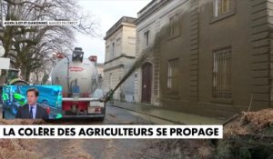Colère des agriculteurs : La façade de la préfecture d'Agen aspergée de lisier