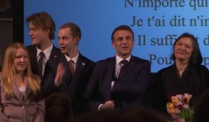 Emmanuel Macron chante "Les Champs-Elysées" de Joe Dassin avec des étudiants suédois