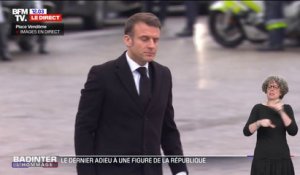 Hommage à Robert Badinter: Emmanuel Macron arrive place Vendôme