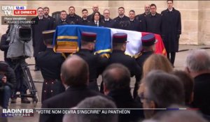 Hommage à Robert Badinter: le cercueil sort de la place Vendôme sous les applaudissements du public