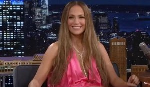 Jennifer Lopez plus sexy que jamais en robe rose fuchsia et décolletée jusqu’au nombril