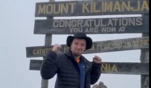 Kilimandjaro : un Britannique a gravi et descendu le sommet à reculons en hommage à son grand-père