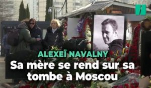 Russie : la mère d’Alexeï Navalny se rend sur la tombe de son fils