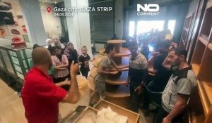 No comment : des Palestiniens désespérés font la queue pour obtenir du pain dans une boulangerie