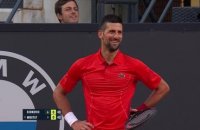 Rome - L'alarme de Moutet sonne en plein match, Djokovic hilare