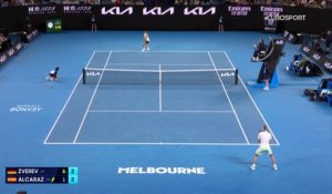 Une montée du filet bien conclue face à Zverev : Alcaraz tente de réagir