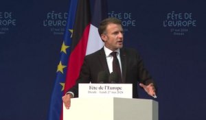 "Nous continuerons aussi longtemps et autant qu'il le faudra pour aider l'Ukraine à se défendre" affirme Emmanuel Macron
