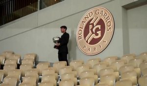 Roland-Garros - Alcaraz pose avec la Coupe des Mousquetaires