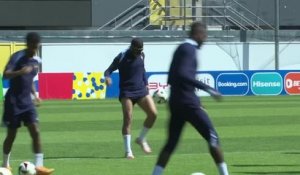 France - Mbappé s’habitue à son masque à l’entraînement